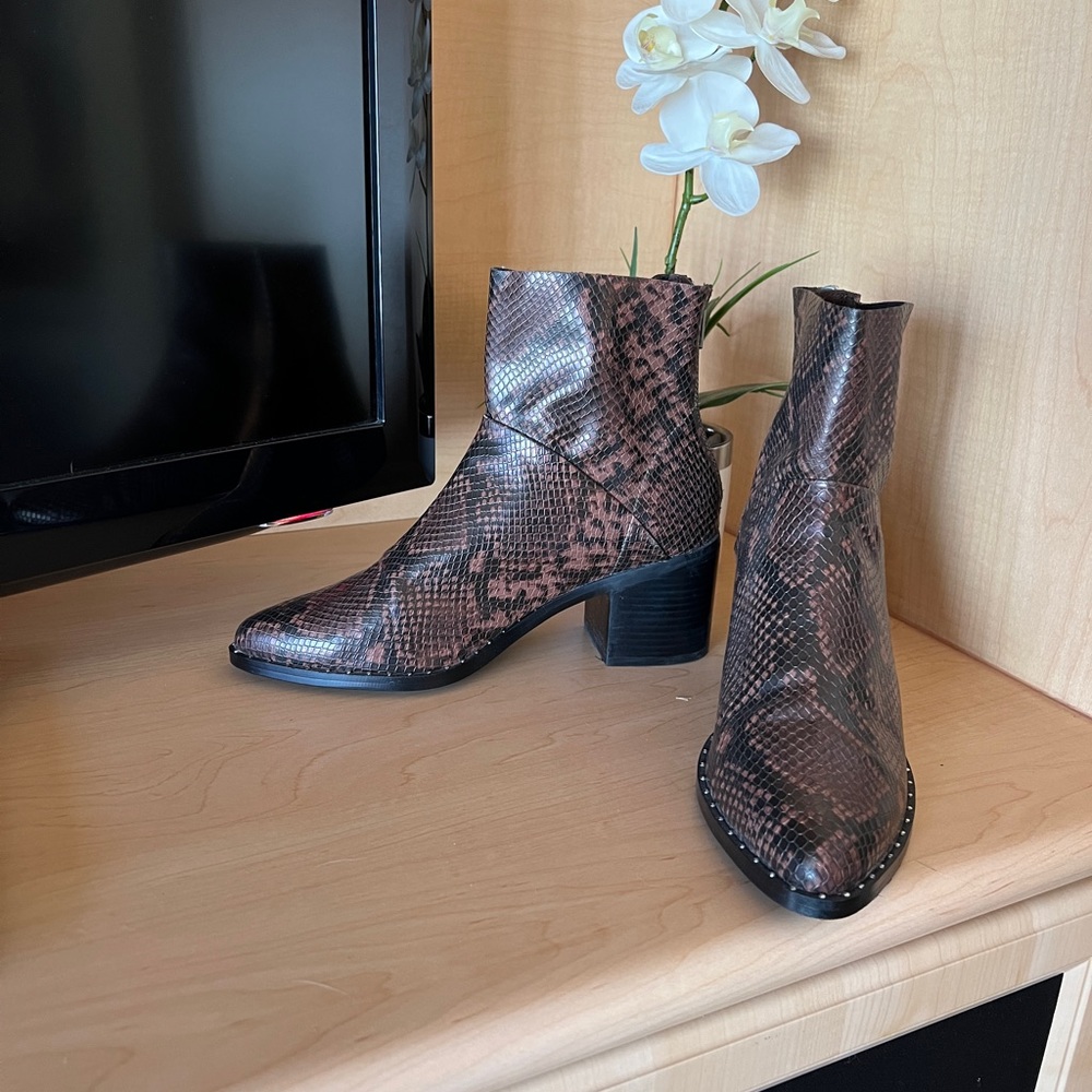 Ankle booties on block heel
